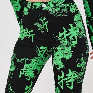 ‼️NWT‼️ Green Dragon Print Hi-waisted Jeans